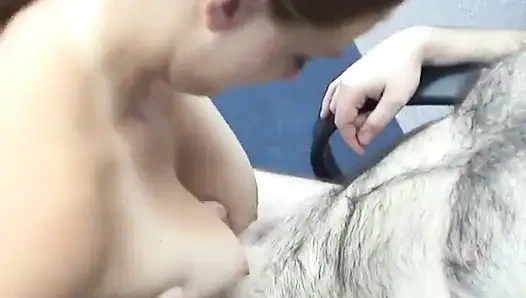 Stripper baila en la oficina de tecnología y le da un mamada a un chico nerd en su silla