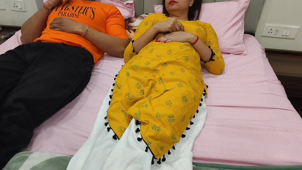 Hintçe üvey kız kardeşinin odasında mastürbasyon yapmaya karar verdi (18+ ateşli üvey kız kardeş)