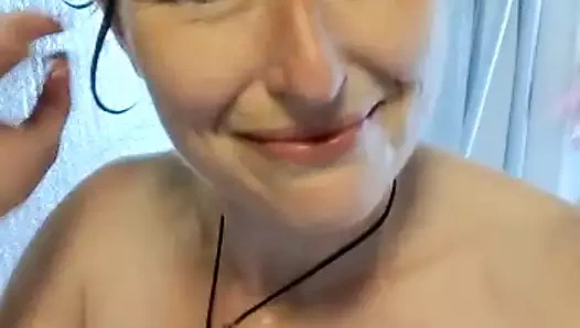 Mistress wriggler süper sıcak ve seksi sabunlu duş sahnesinde çarpıcı göğüsleri ile oynuyor