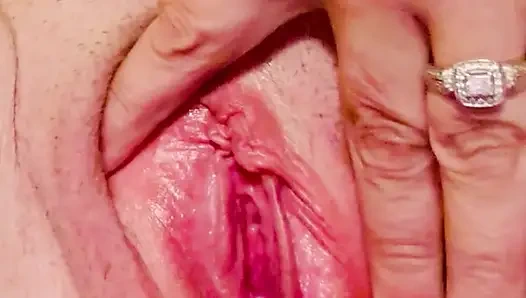 Islak amcığımı sikiyorum