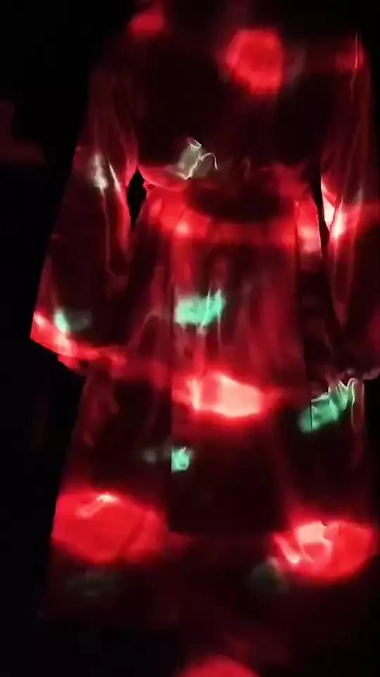 Скользя по красным пижаме.