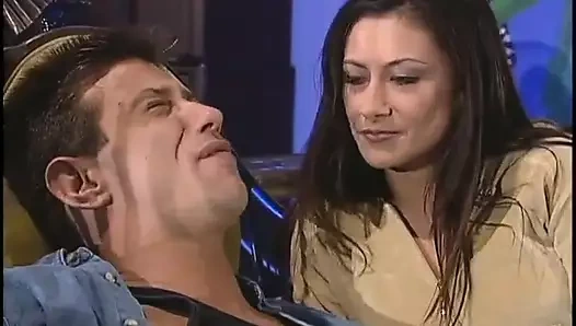 Alaura Eden feat boşalana kadar derinden sikiliyor ve sert uzun yarakla öğürüyor. Steve Hatcher