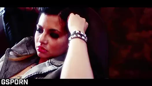 Anal penetrasyonlu moda seksi ateşli porno yıldızlarını sikiyor