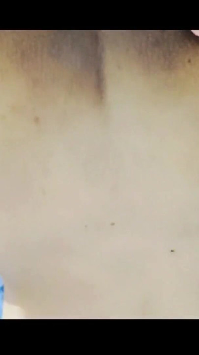 Hintli genç kız porno izlerken ve mastürbasyon yaparken yakalandı ve sonra sikildi | Klip 1