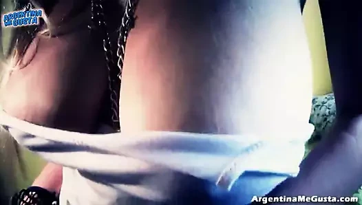 Bu genç latin sarışın Mega doğal göğüsleri! + büyük deve tırnağı!