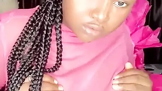 Büyük göğüslü Nijeryalı model