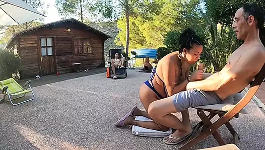 Harika bir sakso çekmek için yarağımı kız arkadaşıma ve en iyi arkadaşına gösteriyorum