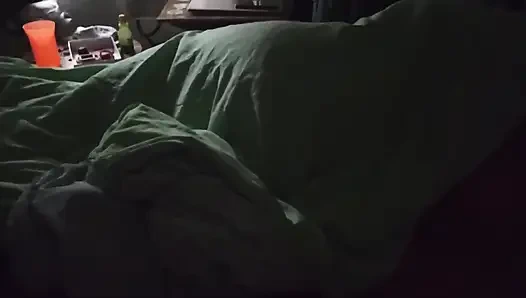 Morbid yaşlı adam karısının odasına giriyor ve onu kaydediyor