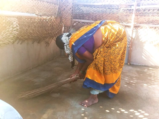 Hintli üvey kız kardeş köyde evde temizlik seksi