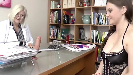 Nine 2 genç sürtük tarafından amını yalıyor!