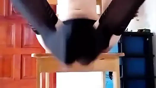 Yarağını çoraplı ayakla okşıyorum