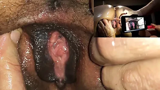 Arap orta yaşlı seksi kadın pip'e yumruk sokuyor
