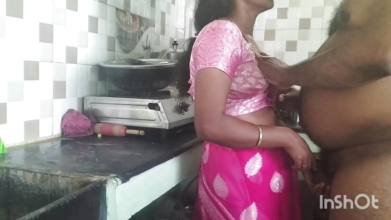 Tamil mutfakta otururken sikişiyor