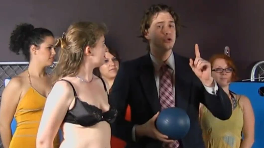 Bir striptiz oyunu gösterisi zaten kaybedenleri teşhir ediyor