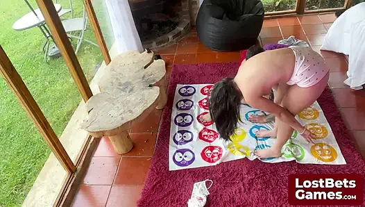 Amelia и Лукас изкручивают жару с стриптиз Twister