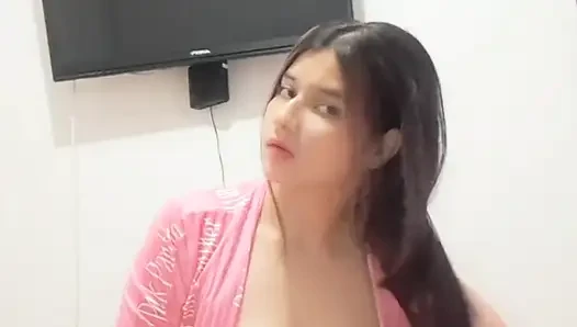 Patronumun üvey kızı bana vajinasına dokunan bir video gönderiyor