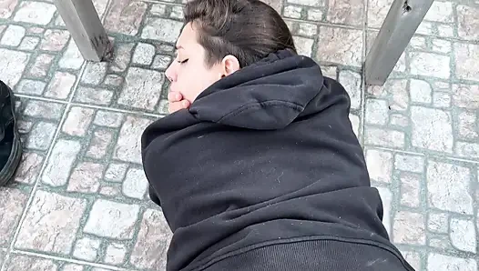 Dikkat! Komşular izliyor olabilir... Ama şimdi yarağını emmek istiyorum!