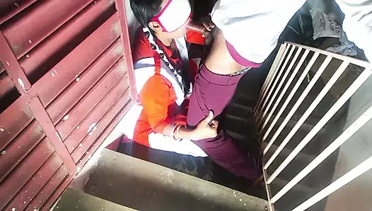 Genç kız öğrenci sınıf arkadaşı tarafından okul merdivenlerinde sikiliyor