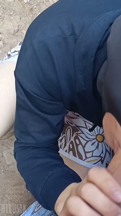 Halkın içinde garajın arkasında ağzına boşalmak için büyük bir yarak emiyor! | Klip 1
