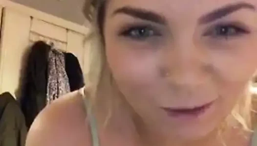 Molodukha svetit sis'ki po vebkamere