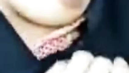 Pakistanlı kız göğüsleri gösterir