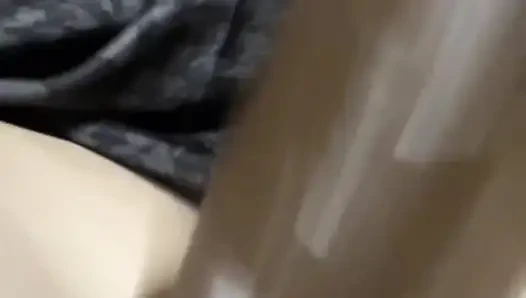 Sigara içen deri sahibe en sevdiği oyuncağını ödünç veriyor