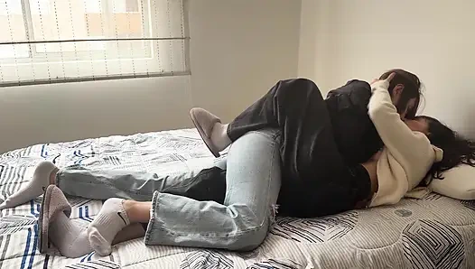 Birbirimize sürtünüyoruz