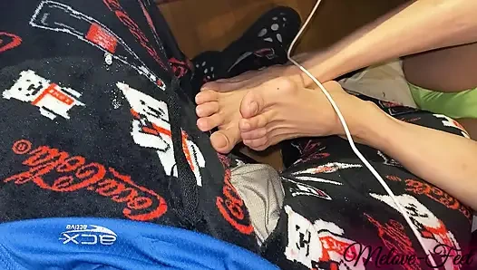 Melove seksi ayakları ve uzun ayak parmaklarıyla Naelor'u memnun etmek istiyor