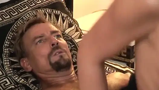 Vahşi kızlar azgın ve ıslak amcıkları emmek ve sikmek için büyük yaraklar alıyor