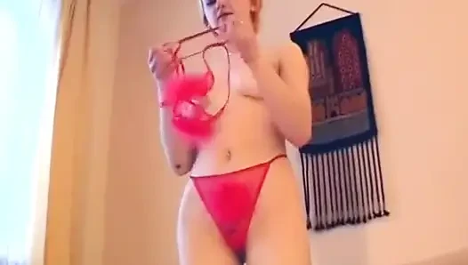 Bu amatör Alman büyük oyuncağına sıkı amcığını sokuyor