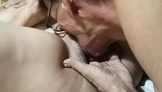 Güzel karımın fışkırtacak kadar ıslak amcığının tam videosu ve içine boşalıyorum