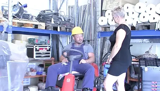 Olgun sarışın çim biçme makinesinde genişçe esnetiliyor ve döl damlıyor