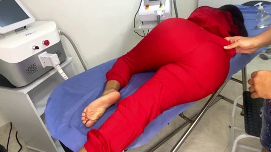 Hemşireye büyük götüne masaj yaptırması için 100 dolar ödüyorum, sonunda fışkırtıyor