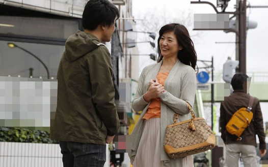 Alışveriş bölgesinde gördüğünüz sıradan kadın