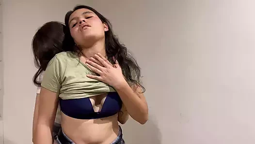 İlk kez lezbiyenler sert ve zengin sikişiyor