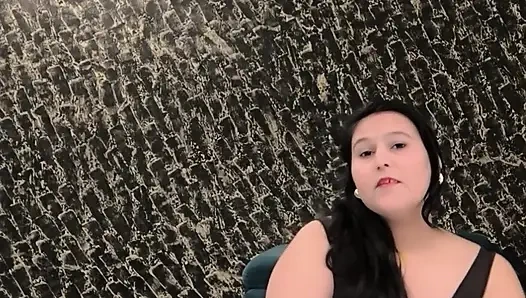 Puja yenge büyük memeli oynarken amını parmaklıyor