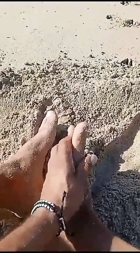 Çıplaklar plajında azgın ayaklarımı gösteriyor