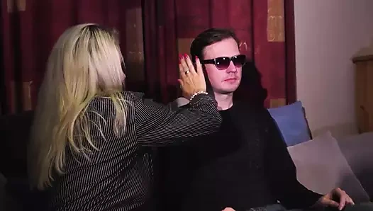 Lana Vegas azgın amcığını kör adam tarafından baştan çıkarıyor ve sert bir şekilde siktiriyor