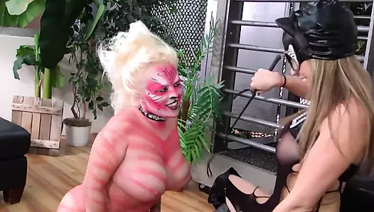 Dominant lezbiyen sahibe yumruk sokma ve yalama ile vücut boyası yapan kediyi domine ediyor