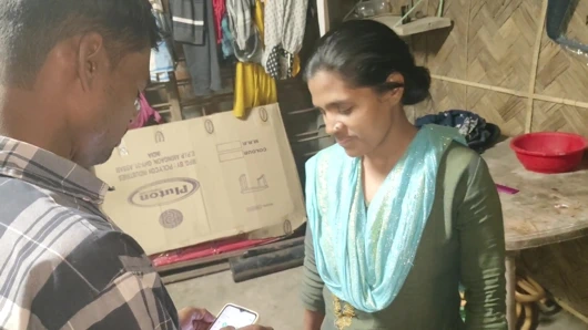 Ateşli kızlar evde seks yapıyor