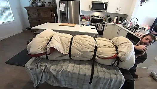 Ceo'nun müstehcen seksi ayakları eski çalışanı tarafından acımasızca gıdıklıyor (bölüm 1) ön izleme