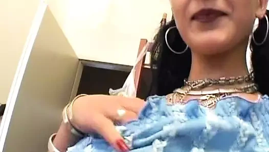 Koyu saçlı Alman genç kız yakın çekim sahnesinde amını ovuyor