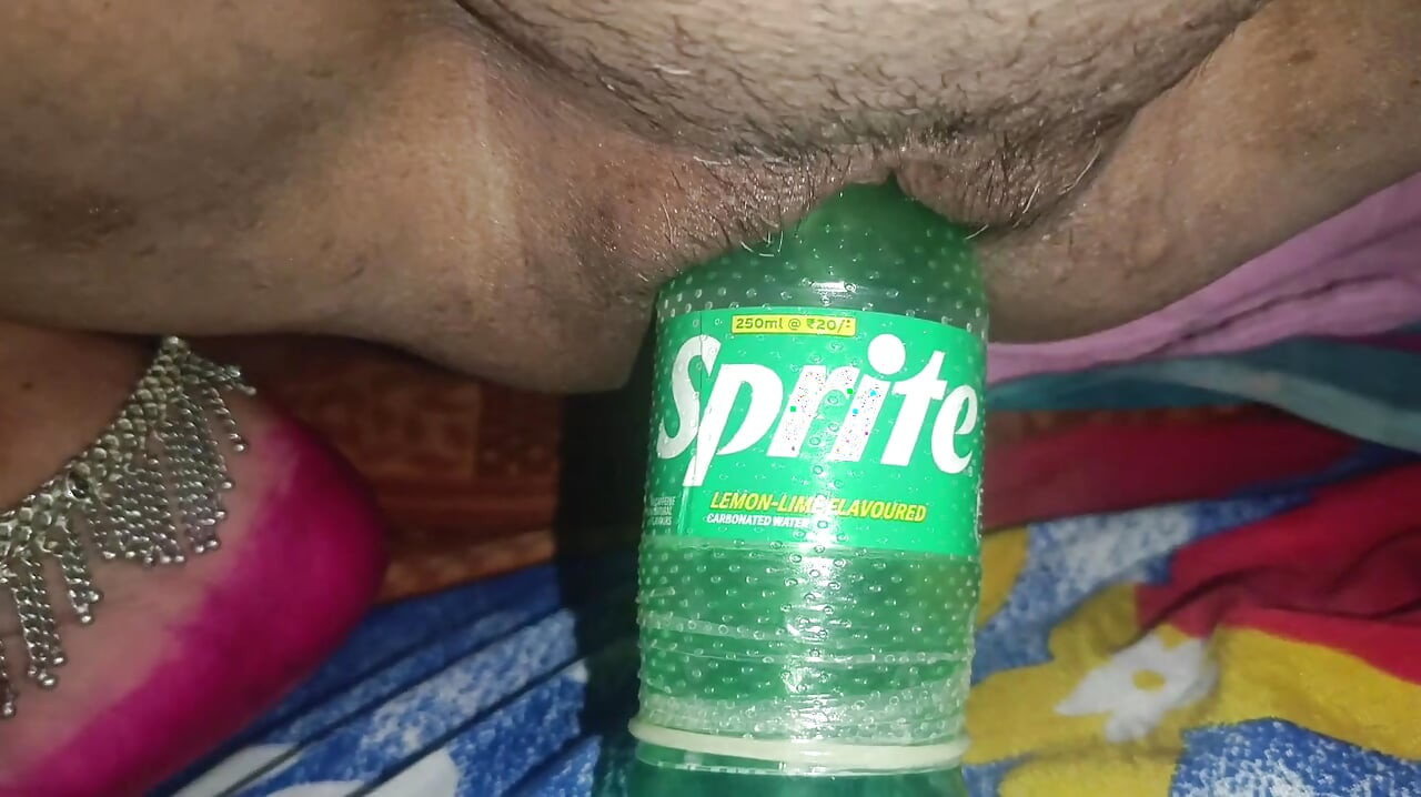 Desi Bhabhi ke choot me Bottel