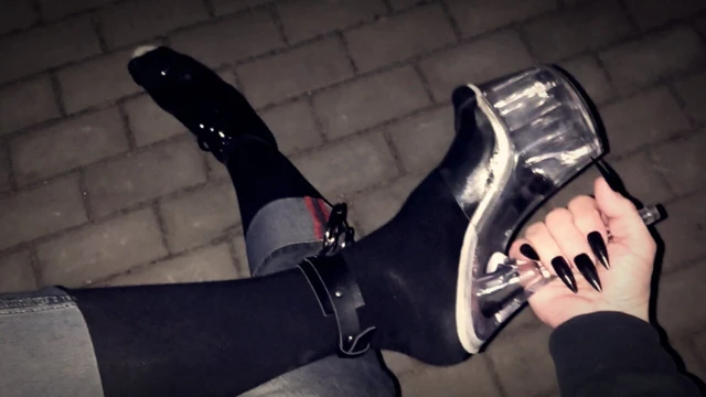 Otobüs beklerken otobüs durağında boşalıyorum