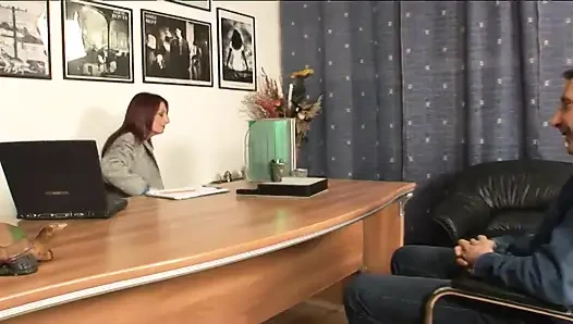 Ateşli İtalyan orta yaşlı seksi kadın amını büyük bir adama siktiriyor