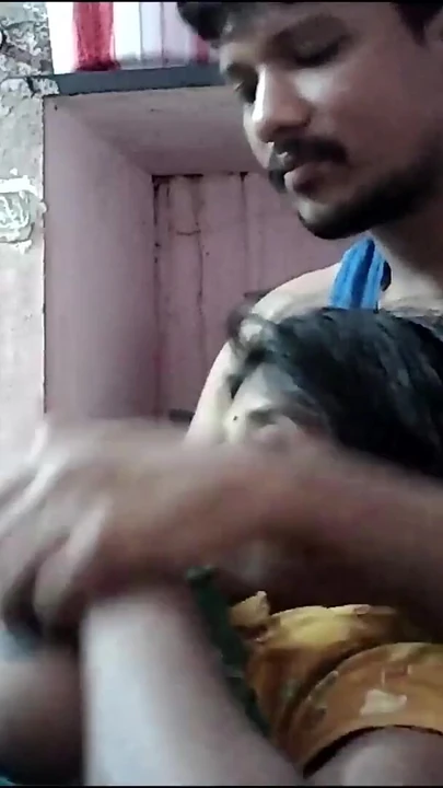 Знаковый момент из "Индийская домохозяйка с большими сиськами показывает и поцелуй"