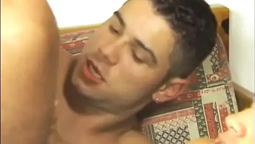 Salya akıtan döl taşana kadar zonklayan yarak gırtlağına kadar alıyor
