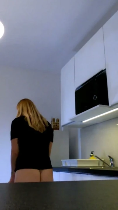 Pijama şortu giyen seksi ateşli sarışın kız, mutfakta donu olmadığını göstererek amını sergilemek istiyor. | Klip 1