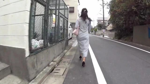 Bir birey İskandinav bir kadını tenha bir bölgeye kadar takip ediyor