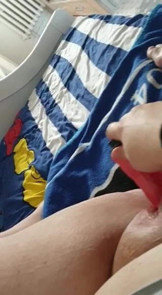 Geile Fotze aus NRW macht es sich selber